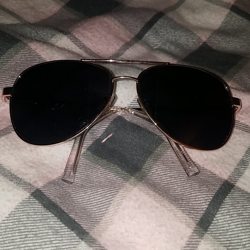 Foster Grant Gold Frame Aviator Style Sunglasses